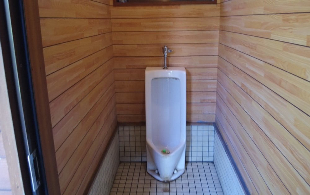 湖山荘キャンプ場-湖畔側男性トイレ-1