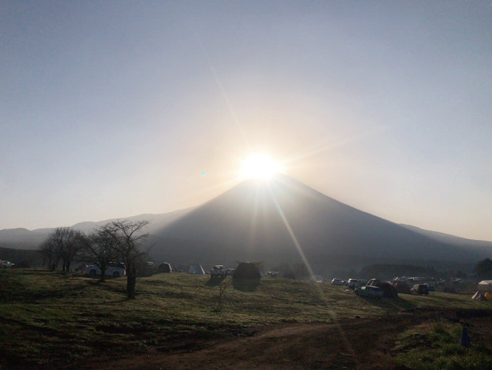富士高原トマトフィールド-朝方のダイヤモンド富士