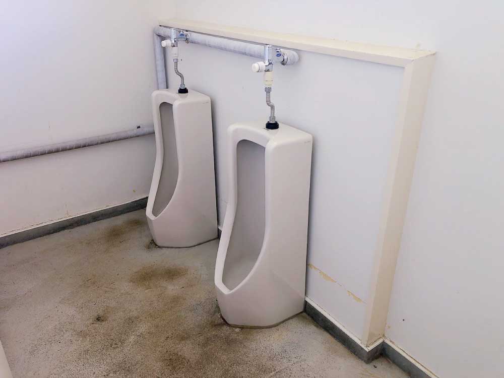 管理棟前のトイレ